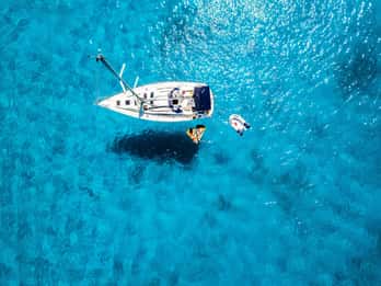 Milos: Full-Day Kleftiko Poliegos Sailboat Tour with Lunch
