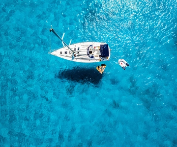 Milos: Ganztägige Kleftiko Poliegos Sailboat Tour mit Mittagessen