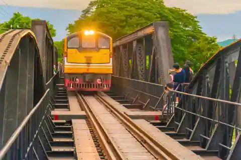 Da Bangkok: Tour di Kanchanaburi, fiume Kwai e cascate di Erawan