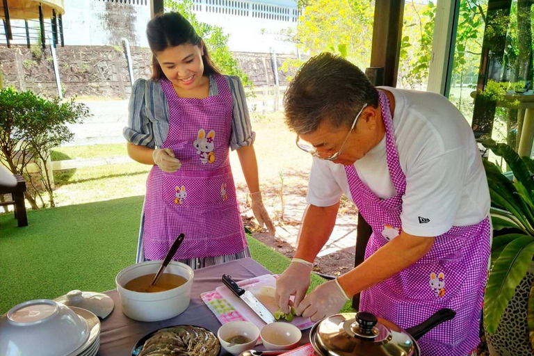 Jantar da aula de culinária e aproveitar o mercado noturno local