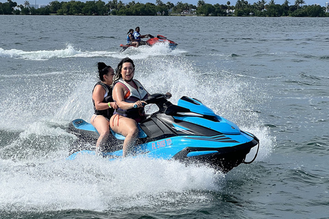 Miami : Croisière aventure avec Jetski, Tubing et boissonsForfait pour 8 personnes : Tour avec essence et frais de port de plaisance