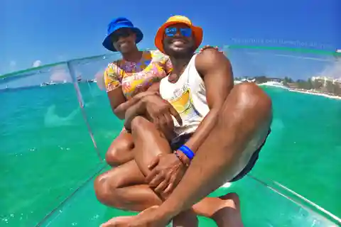 Cancun: Boat trip with transparent bottom and drinks