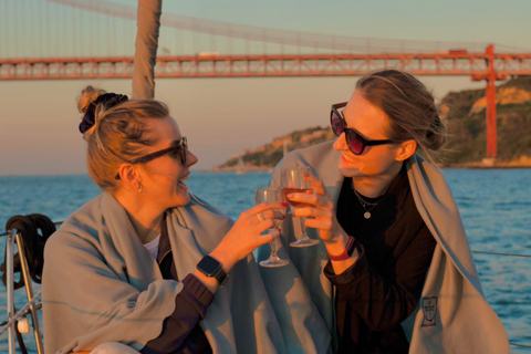 Lisbon: 2H Sunset Boat Cruise Tour with Drinks
