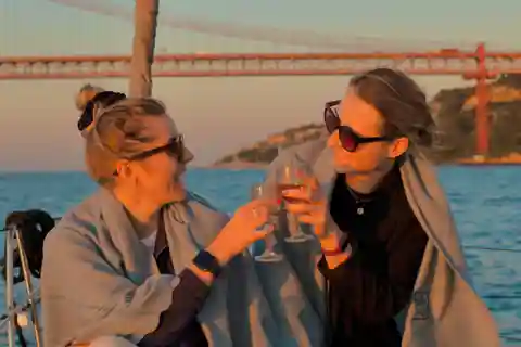 Lissabon: 2 timers guidet krydstogt i solnedgang med drinks