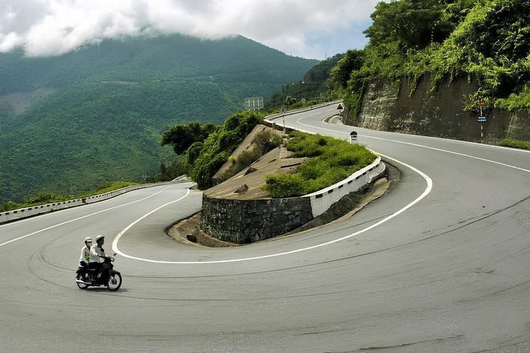 Excursão de 1 dia: Explore o Hai Van Pass e a cidade de Hue.