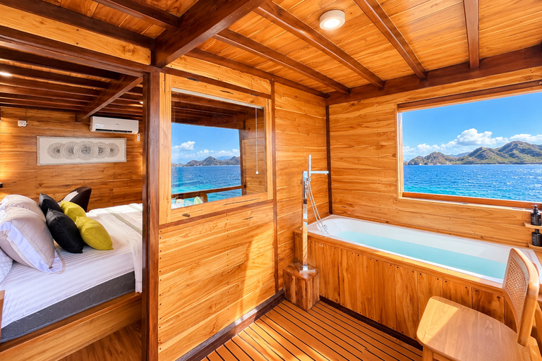 Labuan Bajo: 3-Day Komodo Sailing Luxury Boat with All Fees Deluxe Boat - Private Standar Room (2pax/room)