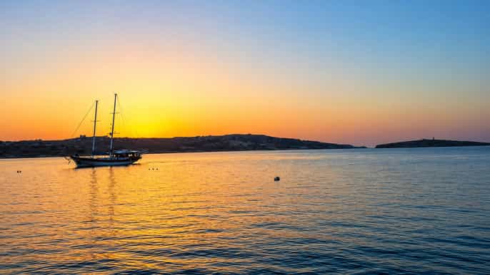 Bugibba: Cruzeiro de barco Lagoa Azul à noite c/ nado e mergulho com snorkel