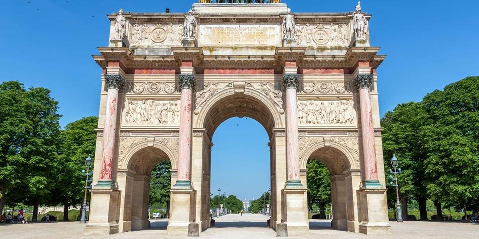 Paris – Louvre: Dramatized Guided Tour Outside the Museum in French