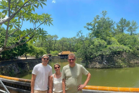 Hue : Du port de Chan May à la citadelle de Hue et à la station d&#039;excursionVisite privée avec déjeuner