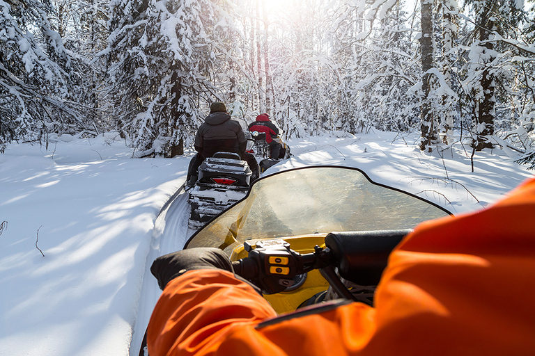 Zakopane: Paseo en moto de nieve con piscinas termales y servicio de recogida del hotel