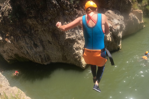 Benahavís: Tour guiado de canyoning no rio Guadalmina