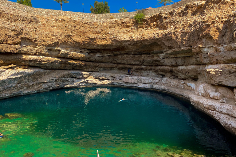 Au départ de Mascate : visite de Wadi Shaab et de Sur