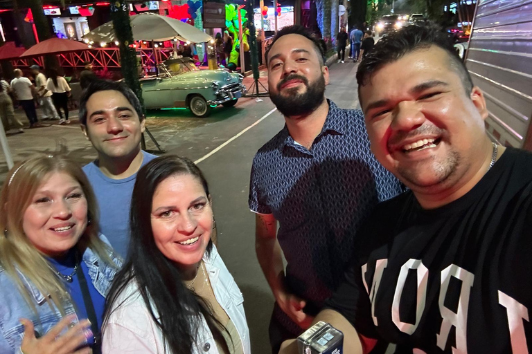 Pub Crawl de Medellín El Poblado: Vibrações no telhado e diversão no clube