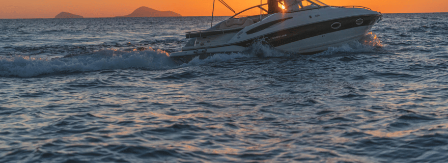 Expérience de 5 heures en hors-bord au coucher du soleil à Santorin
