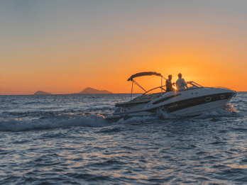 5-stündiges Speedboot-Erlebnis bei Sonnenuntergang auf Santorini