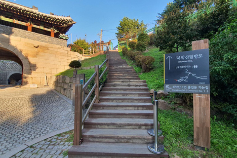 Seoul: Bukaksan Mountain Summit and History Hiking Tour Chinese Guide