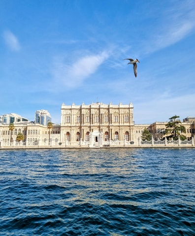 Istanbul: Dolmabahçe Palace Tour and Sunset Yacht Cruise