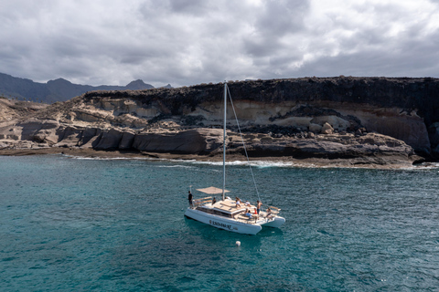 Costa Adeje: Passeio de catamarã, mergulho com snorkel, lanches e bebidasPasseio de catamarã Costa Adeje com snorkel, lanches e bebidas