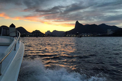 Rio de Janeiro: Sunset Boat Tour with Heineken Toast