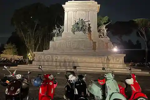 Rom: Vespa Tour mit ortskundigem Guide