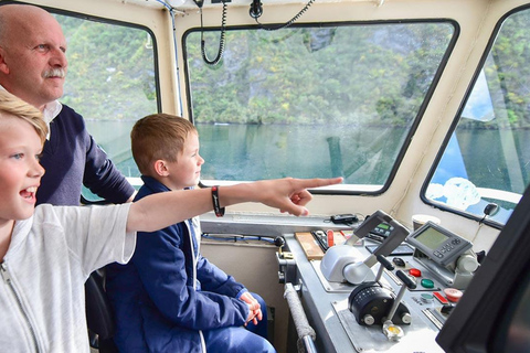 Barca turistica del Geirangerfjord con audioguida