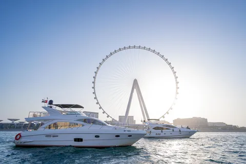 Croisière en yacht à midi dans la marina de Dubaï avec barbecue et boissons
