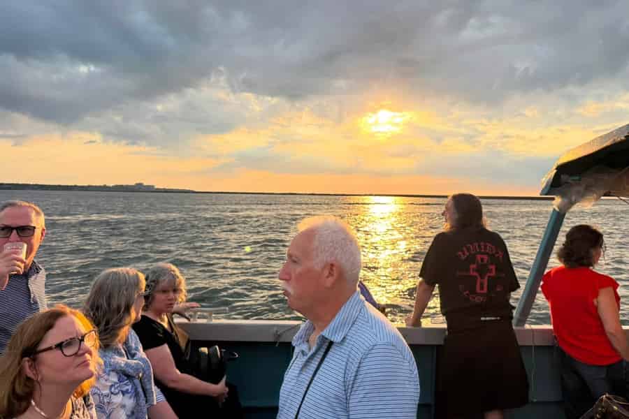 Cleveland: Flussfahrt bei Sonnenuntergang mit Zeremonie zur Befreiung von Sorgen. Foto: GetYourGuide Cleveland: Flussfahrt bei Sonnenuntergang mit Zeremonie zur Befreiung von Sorgen. Foto: GetYourGuide