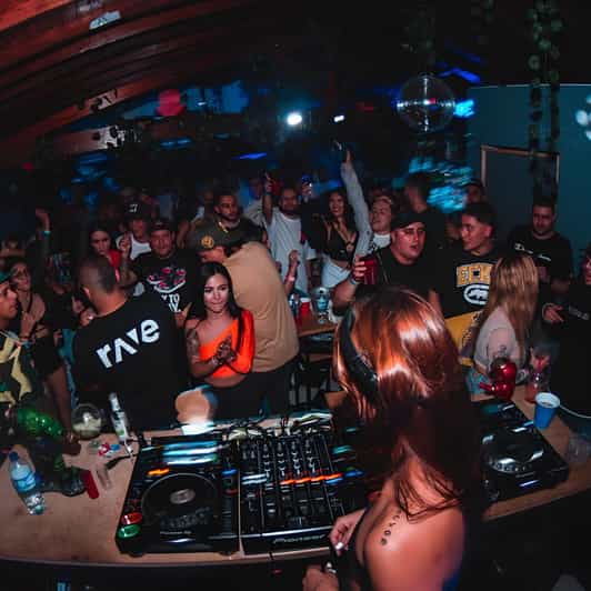 Malta: Pubcrawl with VIP Access to Rooftops and Nightclubs