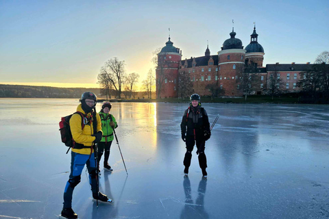 Stoccolma: Pattinaggio nordico per principianti su un lago ghiacciatoStoccolma: pattinaggio nordico su ghiaccio per principianti su un lago ghiacciato