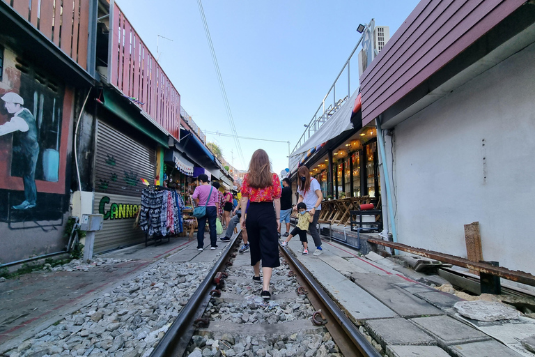 Bangkok: Floating and Railway market with Portuguese guide