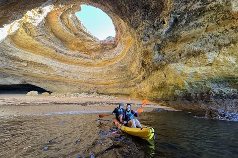 Passeio de caiaque em Benagil: Explora as grutas secretas