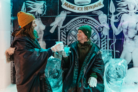 Reykjavik: Magic Ice Bar entré och välkomstdrinkReykjavik: Magic Ice Bar Entré och välkomstdrink