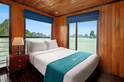 Hanoi: Cozy Halong Bay Overnight Cruise with Meals