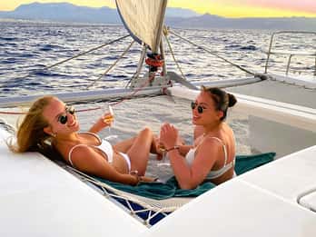 Rethymno: Sunset Catamaran Cruise with Wine and Snacks