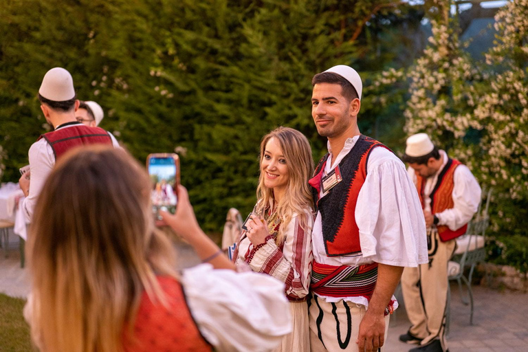 تيرانا: جولة في المدينة والعرض الليلي الألباني مع العشاء