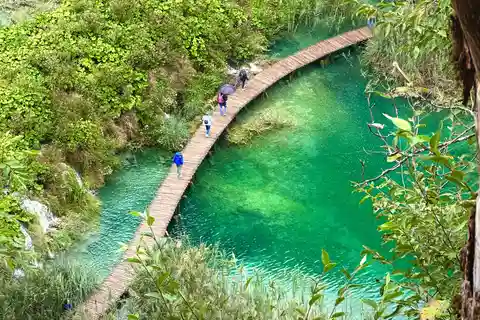 Depuis Zadar : Visite guidée des lacs de Plitvice avec bateau et train