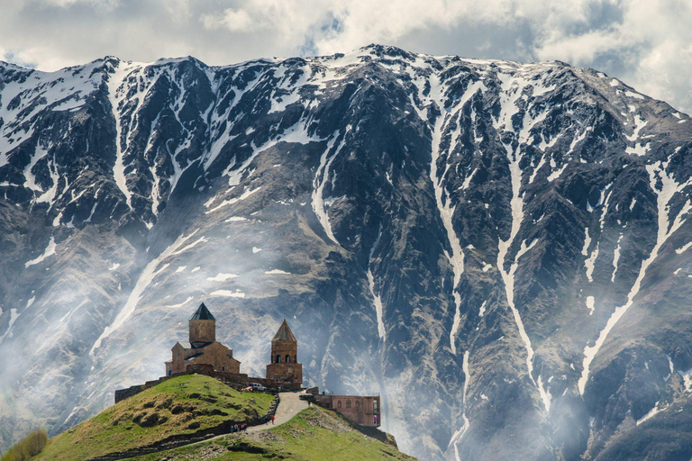 Tour di Kazbegi con una fantastica vista sulle montagne del Caucaso