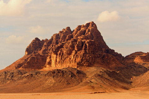 Wadi Rum: 2-Hour Jeep Tour with Local Guide