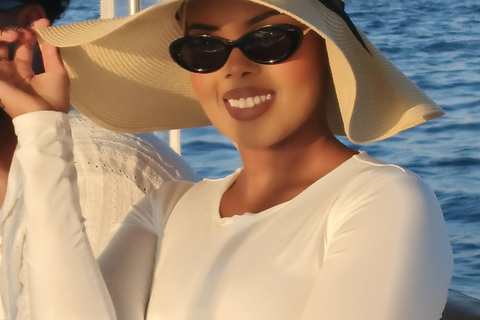 Passeio de barco romântico com vinho e queijo ou jantar surpresaPasseio de barco romântico com vinho e queijo, avistamento de lobos marinhos