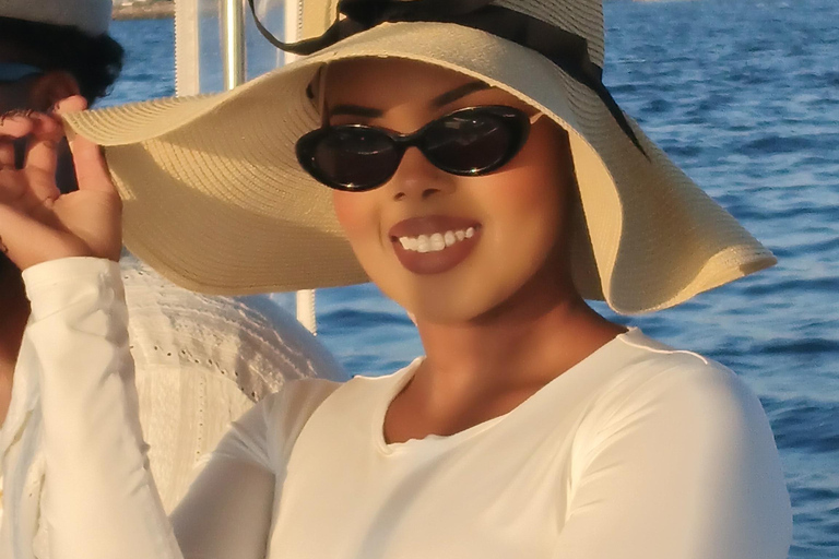 Passeio de barco romântico com vinho e queijo ou jantar surpresaPasseio de barco romântico com vinho e queijo, avistamento de lobos marinhos