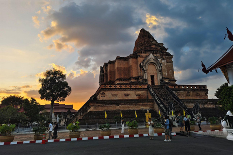 Old Chiangmai city & temples walking tour: (3 hours/1.7 km.)