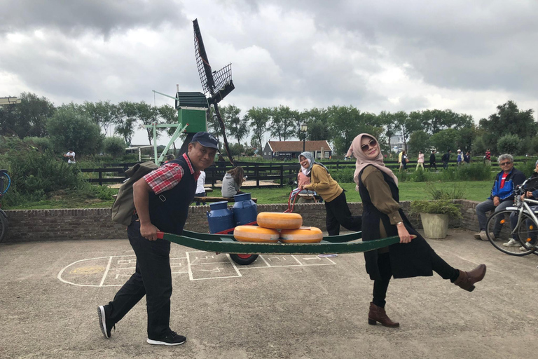 Amsterdam: Zaanse Schans and Giethoorn Guided Combo Tour