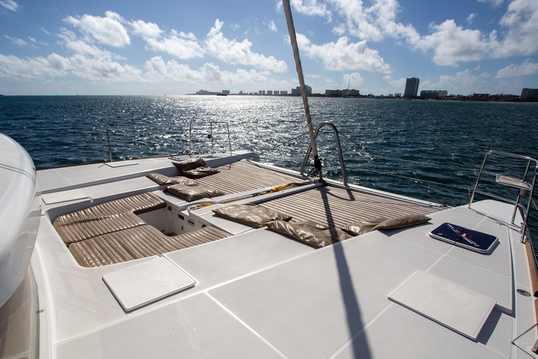 Vanuit Tulum: luxe Isla Mujeres Catamaran alleen voor volwassenen