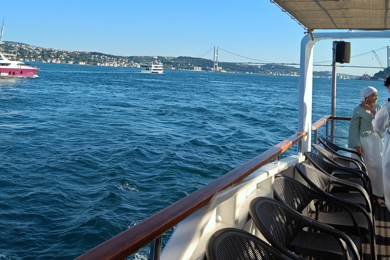 Bosphore d'Istanbul : croisière de 3 heures avec arrêt dans la partie asiatiqueBosphore : croisière guidée de 3 heures (sans repas)
