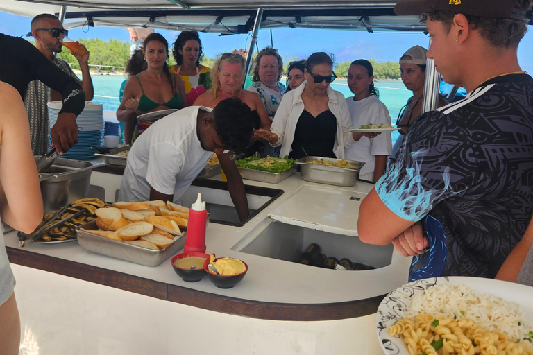 Mauritius Catamaran Cruise: 3 North Island with Lunch Drinks