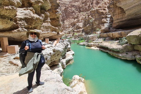 Da Muscat: Avventura a Wadi Shab, Sinkhole e Spiaggia delle Pinne