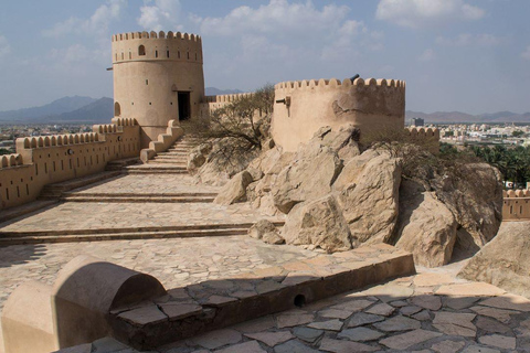 Ganztägiger Ausflug zum Wadi Abyadh-Wekan Dorf-Nakhal Fort-Hot Spring