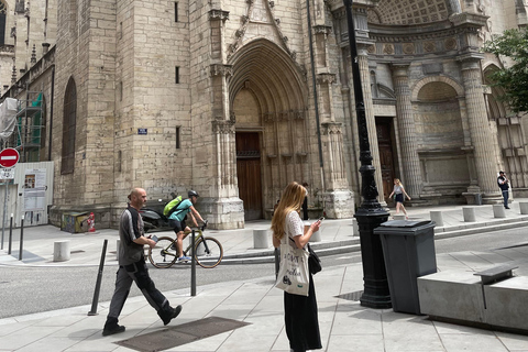 Lyon: Historical tour of the maisons closes through the centuries Lyon: Historical tour of the Maisons Clauses through the centuries