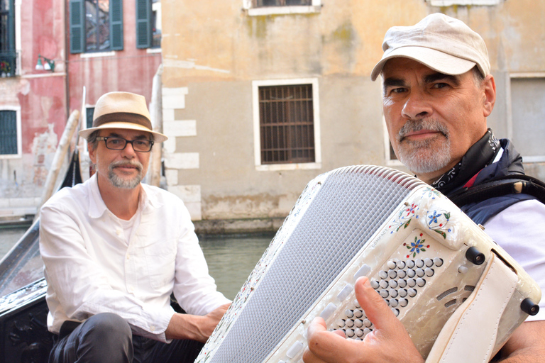 Venice: Gondola Ride with Serenade and Romantic Dinner