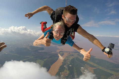 Foz do Iguaçu: Tandem Skydiving Experience with Pickup Foz do Iguaçu: Tandem Skydiving w/ Cameraman